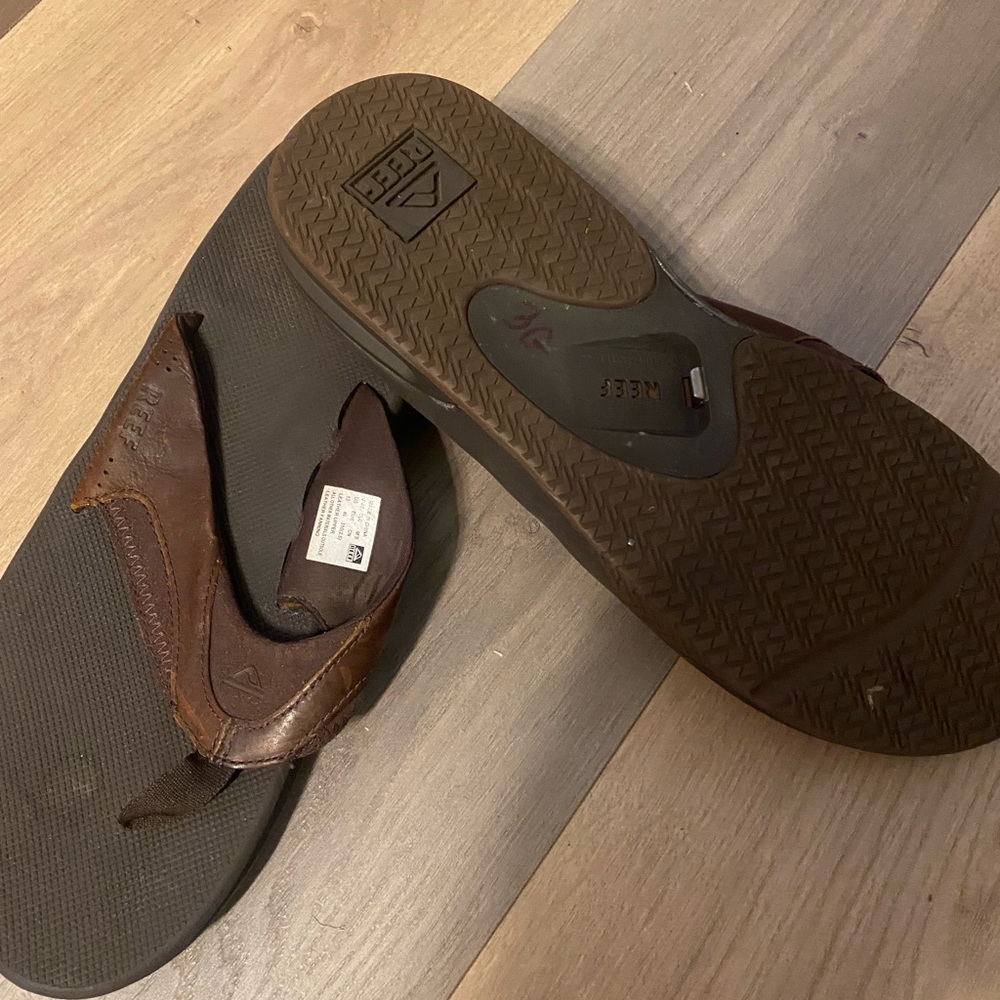 Like BN- Reef Men’s Brown Leather Flip Flop Sandals. Excellent Condition!